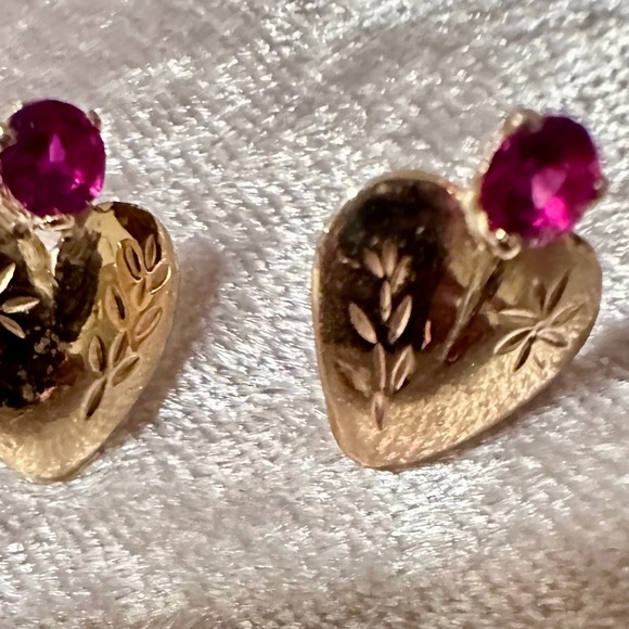 Vintage 18k gold earrings with Genuine Ruby &etched detailing - Picture 15 of 16